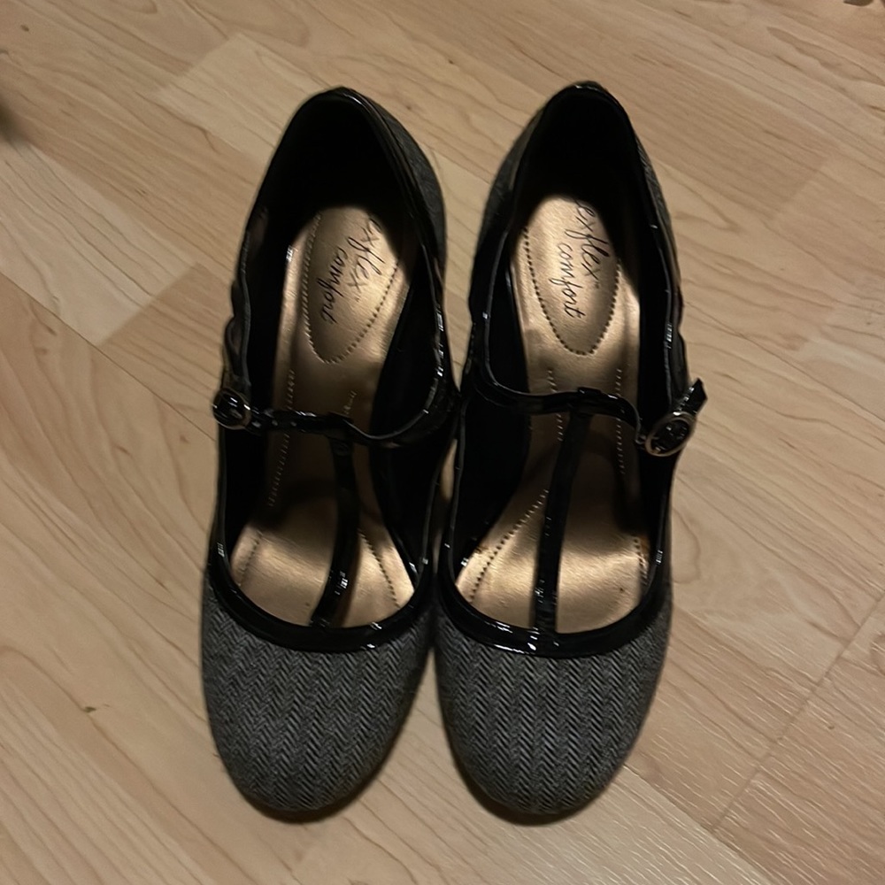Herringbone Retro T-Strap Pump with Comfortable Flexible Sole
